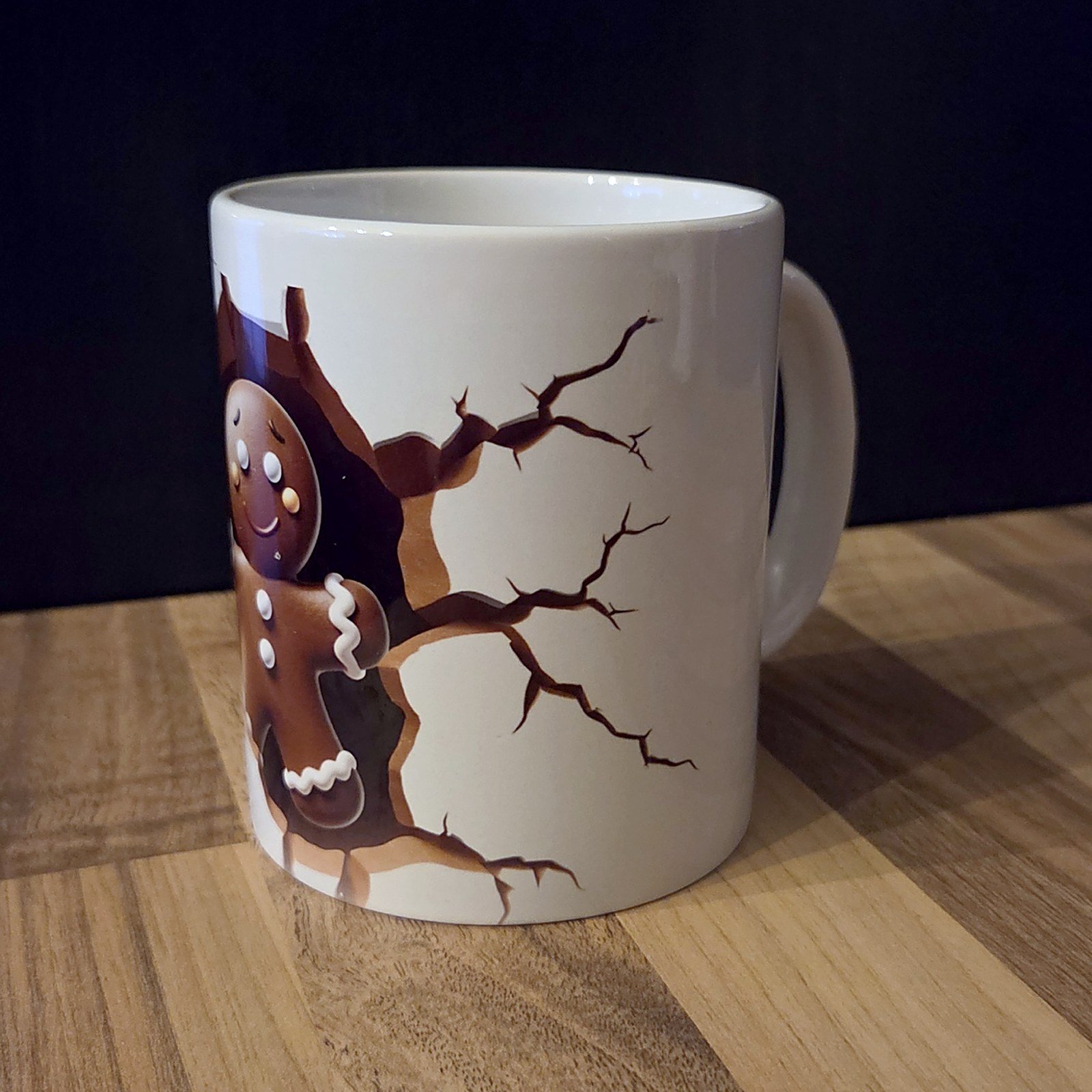 Tasse en céramique personnalisée, motif bonhomme en pain d'épices, vue de trois quarts avec l'anse